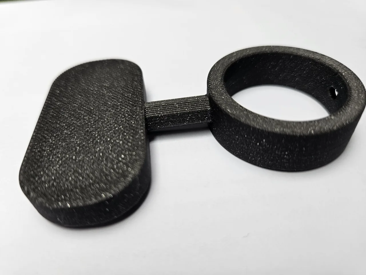 Zbliżenie rzeczywistego uchwytu kasku z widoczną fakturą druku 3D